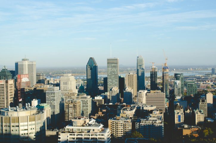 <p>Segundo o site Expatistan, um residente de Montreal gasta em média US$ 2.374 por mês, enquanto em Nova York esse valor sobe para mais do que o dobro: US$ 5.412.</p>
