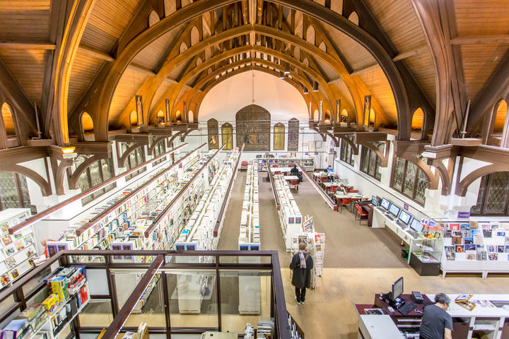 <p>Autor da obra, Mordecai Richler (1931-2001) foi indicado ao Oscar em 1975, pelo roteiro de “O grande vigarista”. Em 1977, foi responsável por escrever “Adivinhe Quem vem para Roubar”, que foi refilmado em 2005 com Jim Carrey no papel principal e um novo título: “As Loucuras de Dick & Jane”.</p><?php if (strpos(site('ds_site_link'), '/apostas') === false): ?>

    </div>

    <div class=