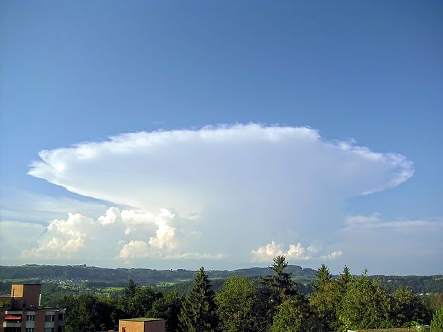 <p>A chuva de granizo é um fenômeno meteorológico caracterizado pela queda de pedras de gelo, conhecidas como granizo ou saraiva, que se formam em nuvens de tempestade, especialmente em cumulonimbus.</p></div>

<!-- INTERBANNER 5 [RETANGULO(BR)] - DESKTOP - [INTERNAS] -->
<div class=