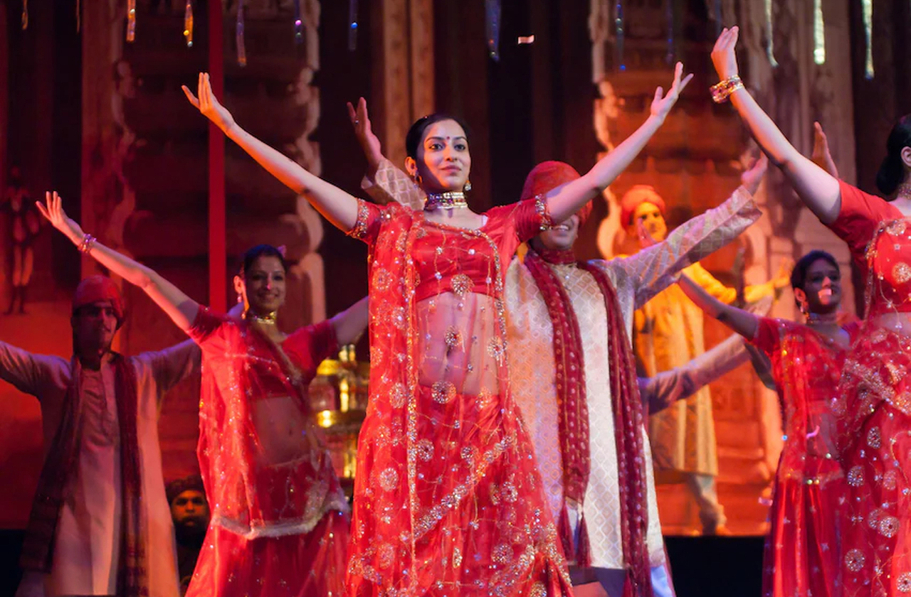 <p>As canções não são apenas complemento, mas parte essencial da narrativa. Expressam sentimentos, avançam a história e envolvem o público. Com isso, Bollywood cria uma linguagem própria, onde música e roteiro caminham juntos. Essa característica diferencia o cinema indiano de qualquer outro.</p>
