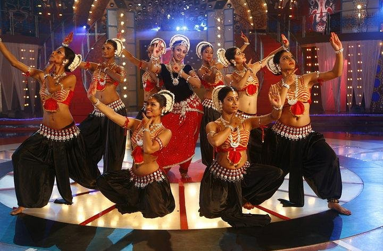 <p>O cinema indiano também atua como ferramenta de influência cultural. Ao conquistar públicos internacionais, fortalece a imagem da Índia no mundo. Com Bollywood se tornando parte da diplomacia cultural, o país exporta não apenas filmes, mas valores e tradições.</p>
