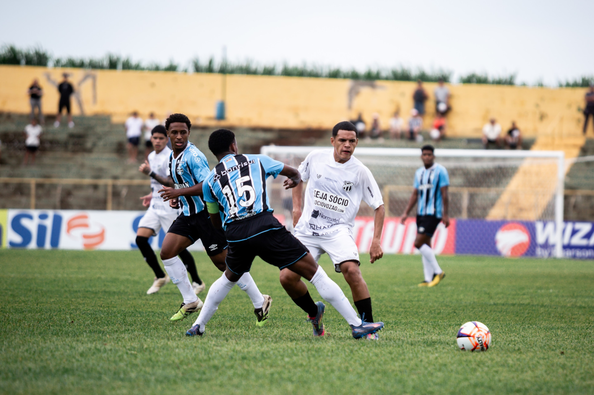 Melk, do Ceará, tenta se livrar da marcação do Grêmio em duelo pelas quartas de final da Copinha (Foto: Igor de Castro / Ceará SC)