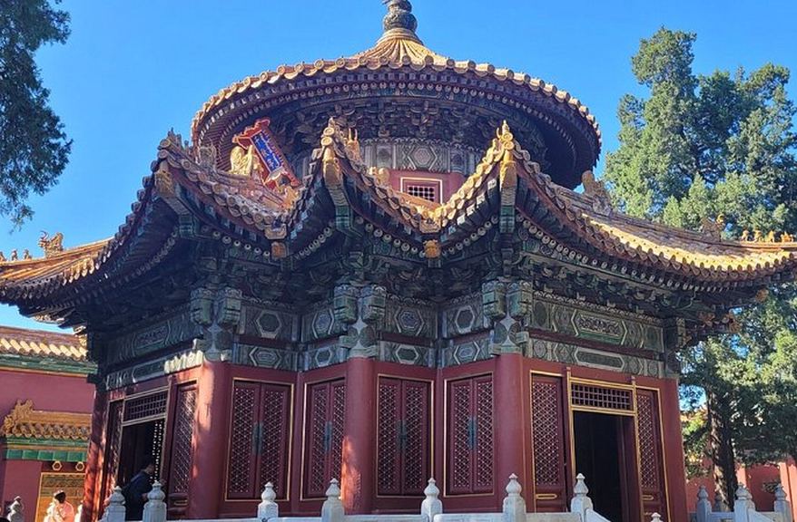 <p>Ao longo do século 20, o palácio passou por restaurações para preservar sua estrutura. O trabalho, absolutamente minucioso, garante que os detalhes originais sejam mantidos, e o local permaneça como testemunho vivo da história.</p>
