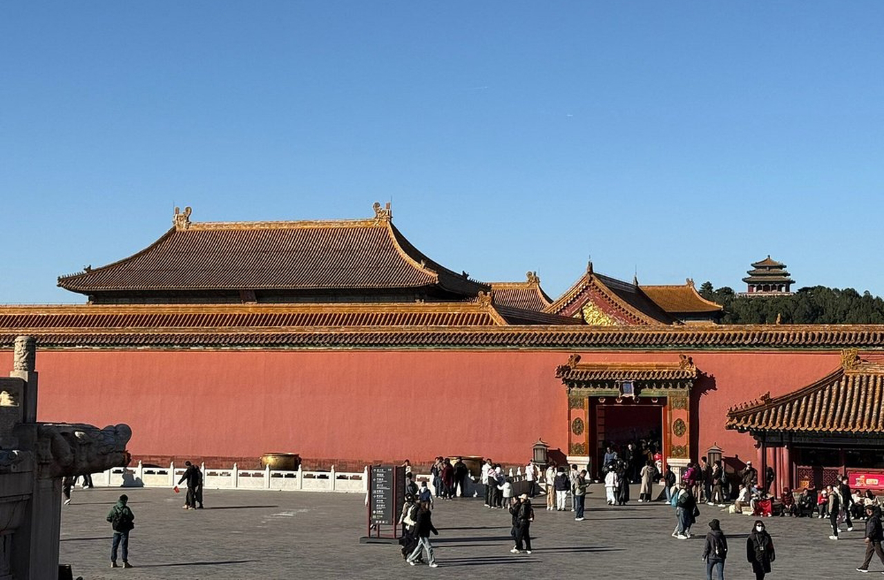 <p>O nome original é <em>Zǐjìnchéng</em>, que significa “Cidade Púrpura Proibida”. A cor púrpura remete à estrela polar, símbolo da morada celestial do imperador. Já o termo “proibida” indicava que apenas membros da corte e pessoas autorizadas podiam entrar.</p><?php if (strpos(site('ds_site_link'), '/apostas') === false): ?>
    </div>

    <div class=