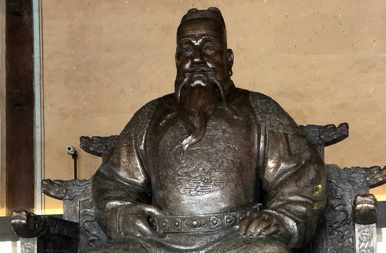 <p>Durante sua história, a Cidade Proibida abrigou 24 imperadores, e cada governante deixou marcas arquitetônicas e culturais. Portanto, o espaço não é apenas físico, mas também um testemunho vivo do legado e transformação do poder imperial.</p><?php if (strpos(site('ds_site_link'), '/apostas') === false): ?>
    </div>
    <div class=