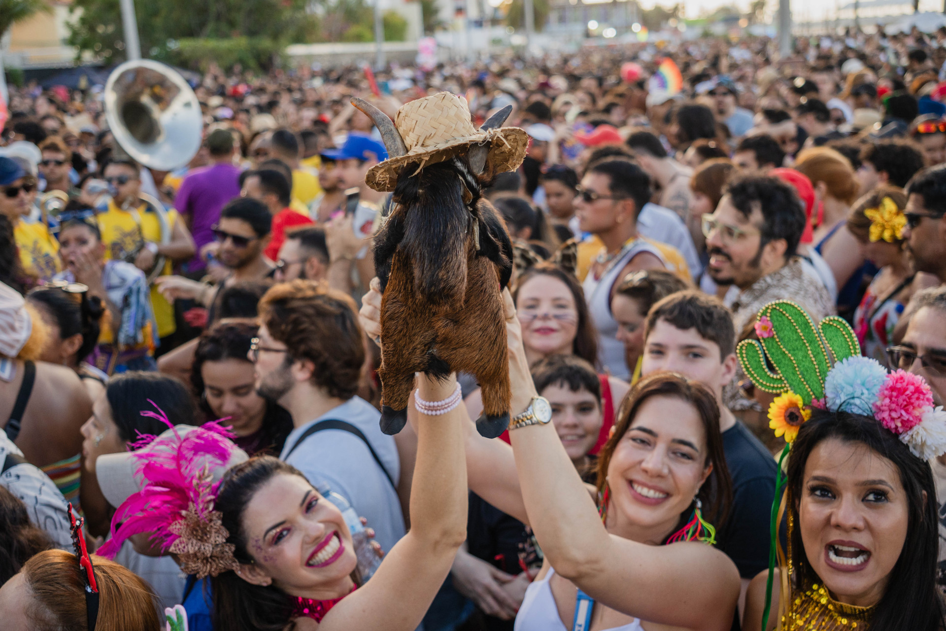 ￼CORTEJO começou na Rua dos Tabajaras e terminou no Centro Cultural Belchior (Foto: FERNANDA BARROS)