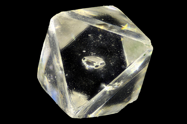 <p>O diamante é uma das pedras mais valiosas do mundo. Ele não existe em abundância na natureza. E enche os olhos com seu brilho magnifico. Esse brilhante é formado de carbono puro cristalizado, que fica depositado em camadas internas da crosta terrestre.</p><?php if (strpos(site('ds_site_link'), '/apostas') === false): ?>
    </div>
    <div class=