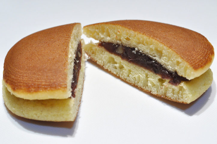 <p>Dorayaki: Panqueca recheada com pasta de feijão vermelho. Um doce popular japonês, leve e saboroso.</p>
