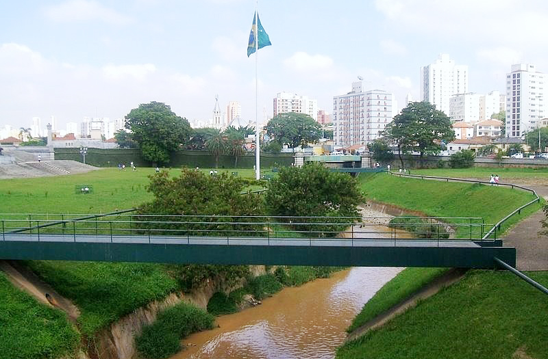 <p>O riacho ainda existe, mas está muito diferente do que em 1822. Naquela época, era um curso d’água natural que cortava uma área rural. Com o crescimento da cidade, foi retificado e canalizado. Mas como muitos rios urbanos de São Paulo, sofre com lixo e esgoto.</p><?php if (strpos(site('ds_site_link'), '/apostas') === false): ?>
    </div>

    <div class=