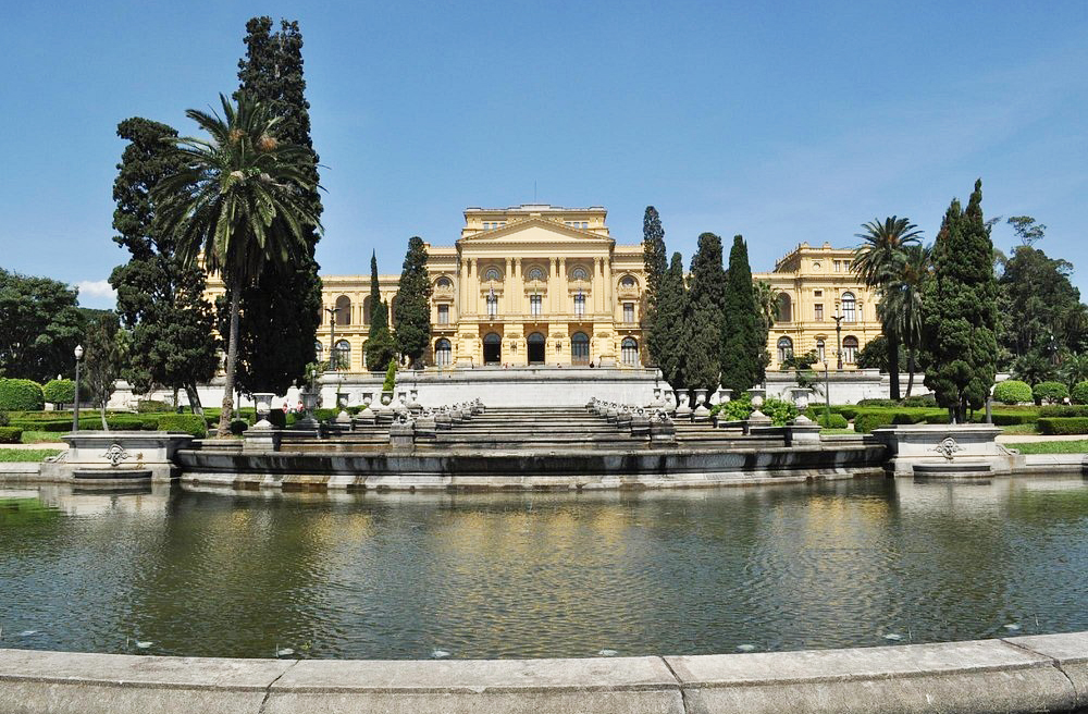 <p>Inaugurado em 1989, o Parque da Independência está localizado no bairro do Ipiranga, em São Paulo, e ocupa mais de 160 mil metros quadrados. Criado para preservar a memória do Grito da Independência de 1822, o parque abriga monumentos históricos e o simbólico Riacho do Ipiranga, citado no Hino Nacional como “às margens plácidas”.</p>
