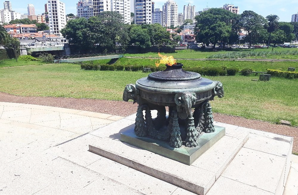 <p>A Pira Patriótica, instalada em 1952, simboliza o fogo eterno da independência brasileira. Conhecida como a pira da liberdade, ela representa o espírito de luta e emancipação nacional. Fica posicionada em frente ao monumento.</p>

