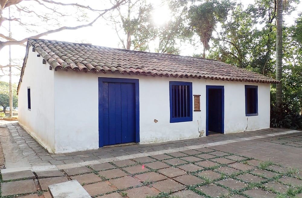 <p>Construída no século 19, a Casa do Grito foi restaurada para se parecer com a casa retratada na pintura de Pedro Américo. Hoje integra o conjunto histórico do parque e abriga exposições culturais abertas ao público.</p>
