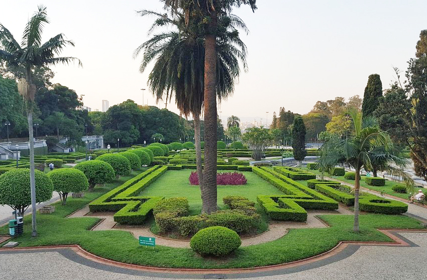 <p>Inspirados no Palácio de Versailles, os jardins franceses do parque são simétricos, elegantes e repletos de fontes, esculturas e floreiras.<br />
Restaurados e bem cuidados, oferecem um cenário de beleza e contemplação. São parte essencial da atmosfera histórica e simbólica do parque.</p>
