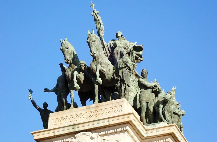 <p>Além do simbólico riacho, o parque abriga três ícones tombados como patrimônio histórico e cultural: o Museu do Ipiranga, o Monumento à Independência e a Casa do Grito. Juntos, formam um complexo tombado como patrimônio histórico e cultural.</p></div>

<!-- INTERBANNER 5 [RETANGULO(BR)] - DESKTOP - [INTERNAS] -->
<div class=