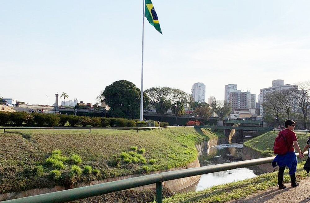 <p>O Projeto Margens Plácidas propôs a criação de um parque linear ao longo do riacho, com foco na recuperação ambiental e na valorização da memória histórica e ecológica do local. O nome faz referência ao Hino Nacional, simbolizando a busca por devolver dignidade e tranquilidade à área.</p><?php if (strpos(site('ds_site_link'), '/apostas') === false): ?>

    </div>

    <div class=