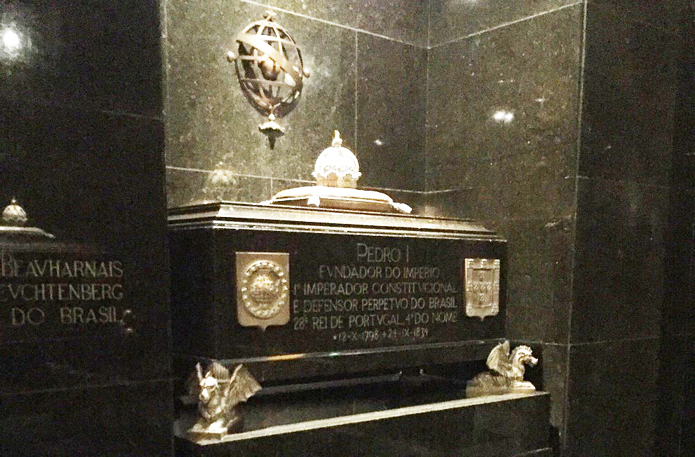 <p>No subsolo do monumento estão os restos mortais de Dom Pedro I, Dona Leopoldina (sua primeira esposa e imperatriz consorte, que teve papel fundamental na independência) e Dona Amélia ( sua segunda esposa). A Cripta do primeiro imperador do Brasil é um espaço de reverência à história nacional.</p>
