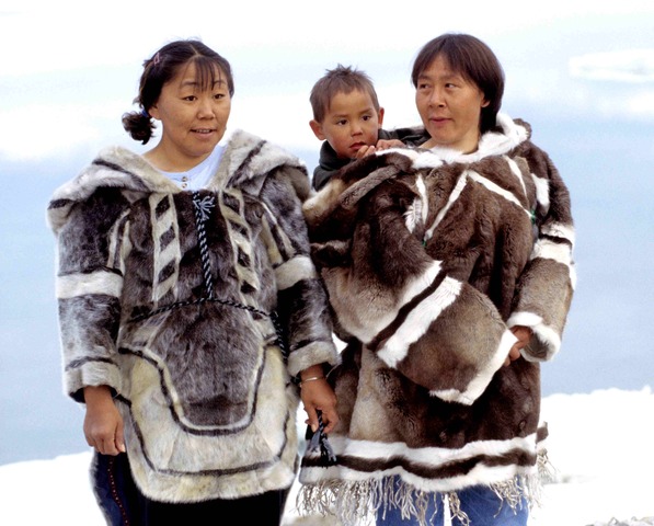 <p>No enredo, o incomparável Atuk é o protagonista, que se sente um peixe fora d’água. Ele pertence à etnia Inuit (chamada de esquimó), deixa sua terra natal totalmente rural, e vai em direção a Toronto, no Canadá.</p><?php if (strpos(site('ds_site_link'), '/apostas') === false): ?>
    </div>
    <div class=