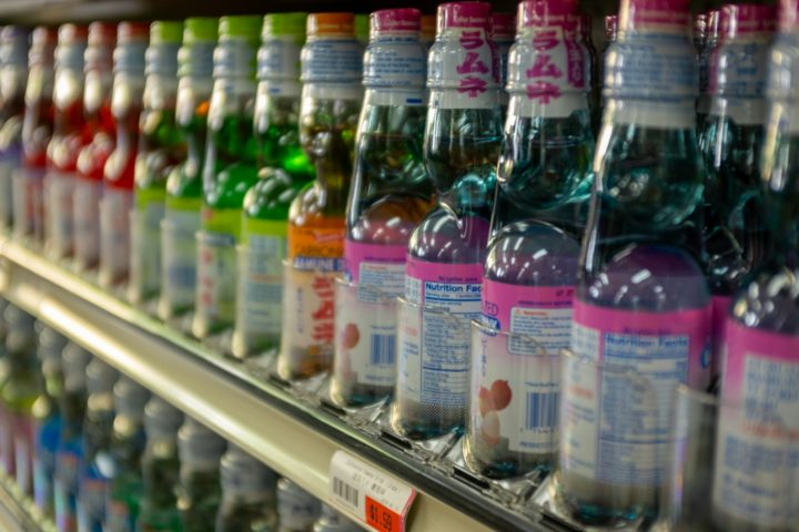 <p>Ramune: Refrigerante japonês com sabor cítrico. Uma bebida refrescante e popular no Japão.</p>
