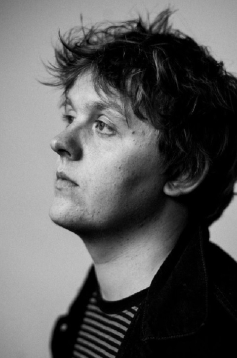 <p>Tiques vocais, como limpar a garganta e emitir sons ou até palavras completas, também estão entre os sintomas característicos do transtorno.</p>
