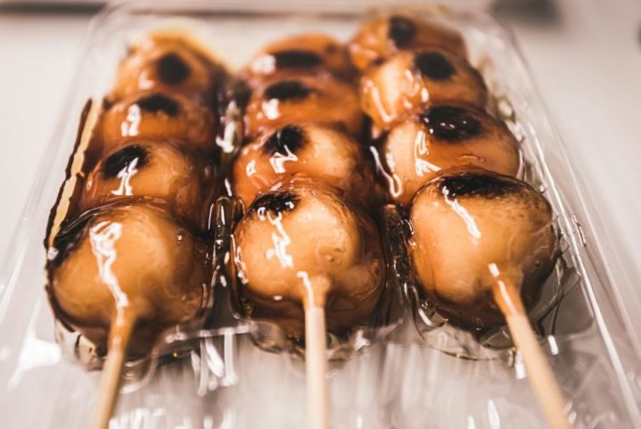 <p>Dango: Bolinhos de arroz glutinoso espetados em um palito. Podem ser servidos com diversos sabores, como doce de morango, kinako (farinha de soja torrada) ou chá verde.</p>
