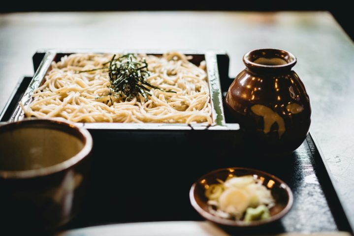 <p>Udon e Soba: Udon são macarrões grossos feitos de trigo, servidos quentes ou frios com caldo e vários acompanhamentos. Soba são macarrões finos feitos de trigo sarraceno, também servidos quentes ou frios, muitas vezes com um molho de soja para mergulhar.</p>
