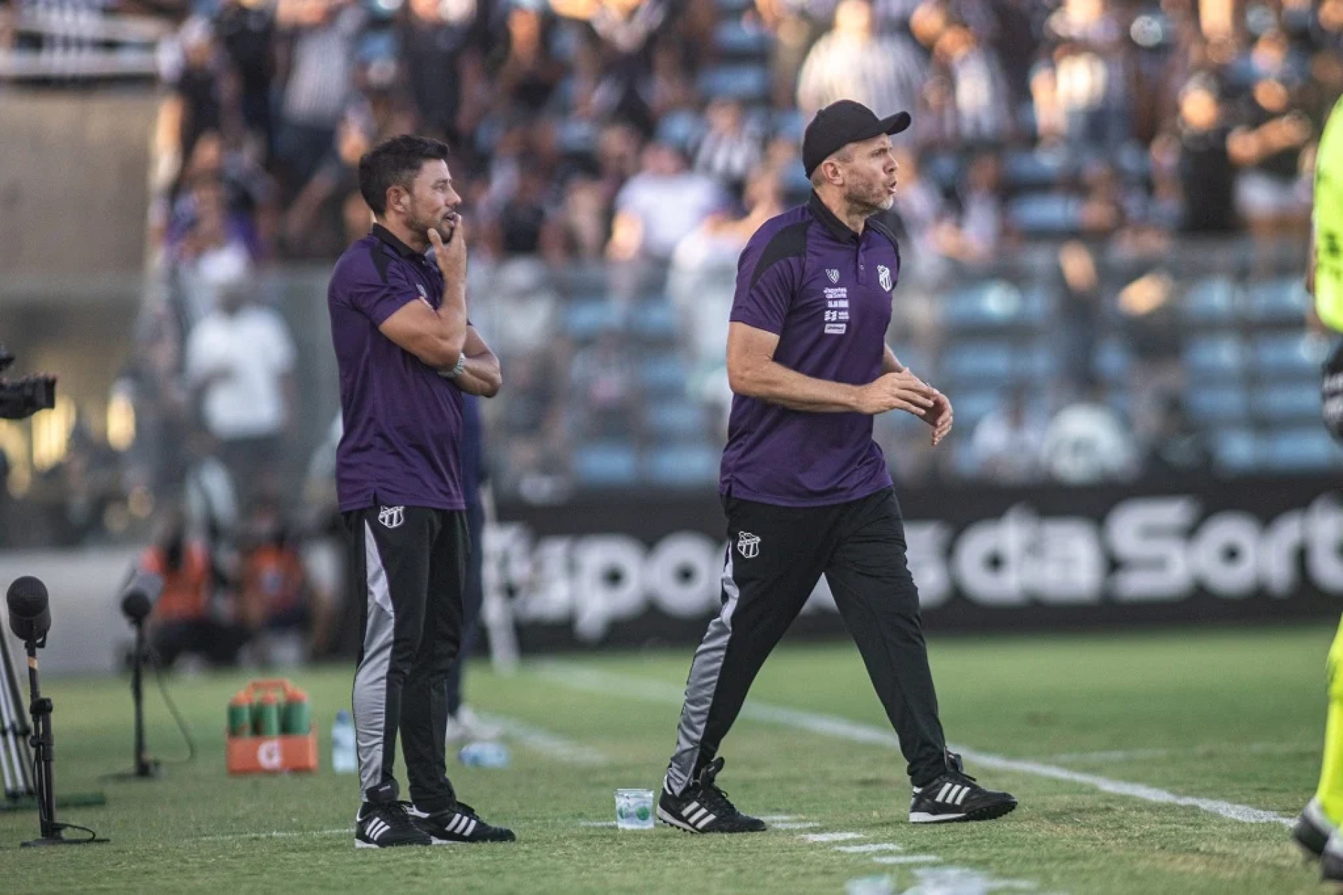 T&eacute;cnico Mozart orienta o time do Cear&aacute; &agrave; beira do campo, no PV (Foto: Gabriel Silva/CearaSC)