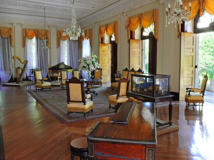 <p>Por dentro, dá para explorar a história da cidade e seus ilustres habitantes através de um vasto acervo de objetos históricos, artes e documentos.</p><?php if (strpos(site('ds_site_link'), '/apostas') === false): ?>
    </div>

    <div class=