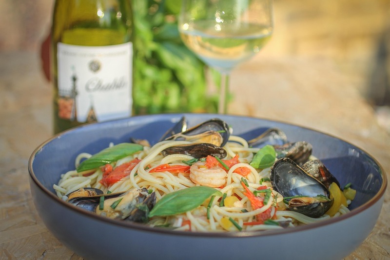 <p>Assim, a vitamina B12 encontrada em abundância nos mexilhões é essencial para a saúde do sistema nervoso e do cérebro. A deficiência de vitamina B12 está associada a problemas neurológicos e psiquiátricos, como depressão e demência.</p>
