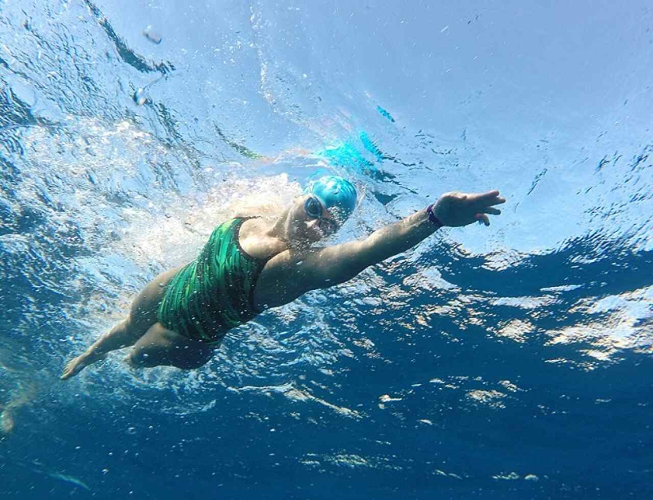 <p>Estudos demonstram que a natação não apenas melhora a força muscular, mas também aumenta a amplitude de movimento e a flexibilidade.</p>
