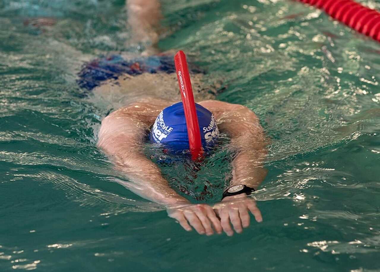 <p>A imersão na água não só suporta o peso do corpo, mas também proporciona uma pressão uniforme que melhora a circulação e alivia a tensão muscular.</p>
