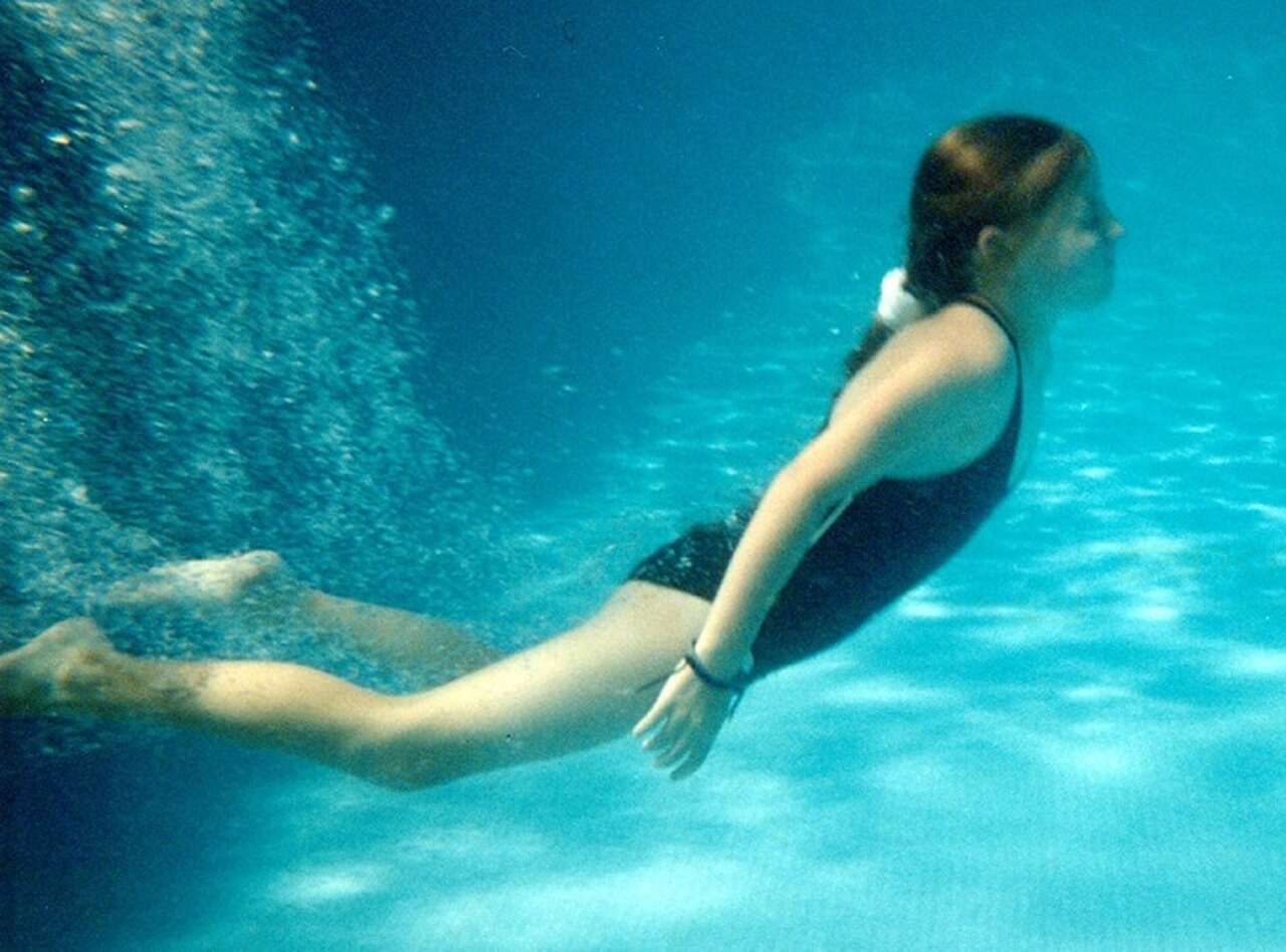 <p>A natação é acessível a todas as idades e níveis de habilidade. A flutuabilidade da água reduz a tensão nas articulações, tornando a atividade segura, inclusive, para pessoas com lesões ou limitações físicas.</p>
