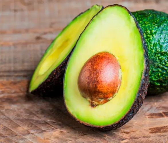 <p>Em pouco mais de 20 anos, a produção de abacates na Europa e na América do Norte triplicou. Mas, embora a fruta tenha benefícios à saúde, também traz impactos ambientais. Entre eles, o uso de fertilizantes e combustíveis fósseis, que aumentam as emissões de gases do efeito estufa.</p></div>

<!-- INTERBANNER 5 [RETANGULO(BR)] - DESKTOP - [INTERNAS] -->
<div class=