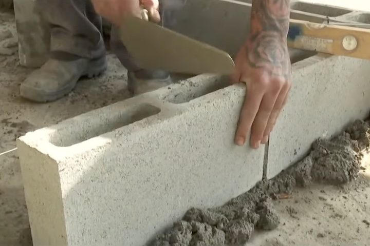 <p>Podem participar famílias de diferentes faixas de renda. Para quem ganha até R$ 9.600 por mês, o limite chega a R$ 30 mil, com juros subsidiados, prazo de até 60 meses e parcelas limitadas a 25% da renda</p>
