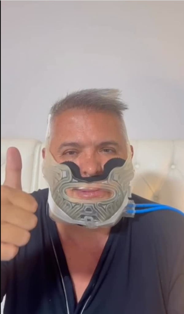 <p>O cantor Orlando Morais publicou um vídeo nas redes sociais em 14 de setembro de 2025 e revelou ter passado por cirurgia bucomaxilofacial para tratar a apneia do sono, condição que o acompanhava há décadas.</p>
