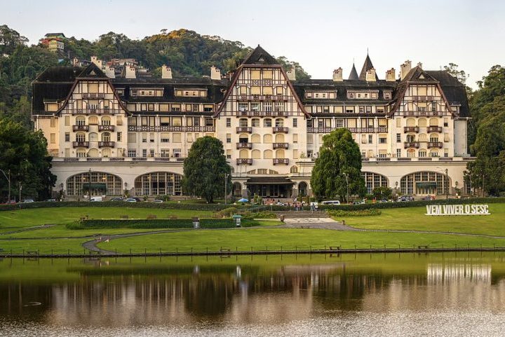 <p>Construído entre 1941 e 1944, o Palácio Quitandinha, foi concebido originalmente como um hotel-cassino de luxo e hoje é uma das atrações do caminho de entrada da cidade.</p><?php if (strpos(site('ds_site_link'), '/apostas') === false): ?>
    </div>
    <div class=