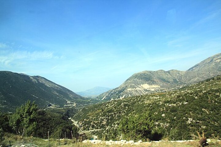 <p>O Parque Nacional de Llogara, as Ruínas de Butrint (Patrimônio Mundial da UNESCO) e a cidade costeira de Saranda são apenas algumas das maravilhas naturais e históricas que atraem turistas de todo o mundo.</p>
