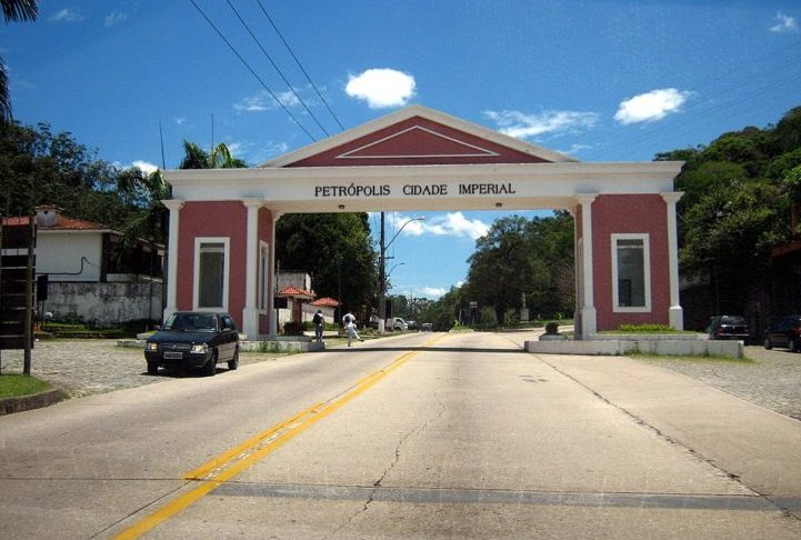 <p>Por conta das suas diversas atrações turísticas e do seu clima serrano, Petrópolis é um dos principais motores econômicos do Rio de Janeiro, recebendo milhares de turistas todos os anos.</p>
