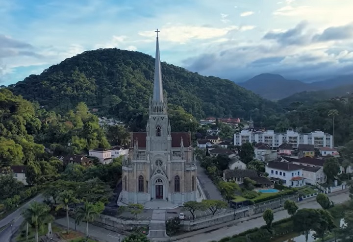 <p>Localizada a apenas 60 km da cidade do Rio de Janeiro, Petrópolis foi fundada por Dom Pedro II em 1843 como residência de verão da Família Imperial Brasileira.</p>
