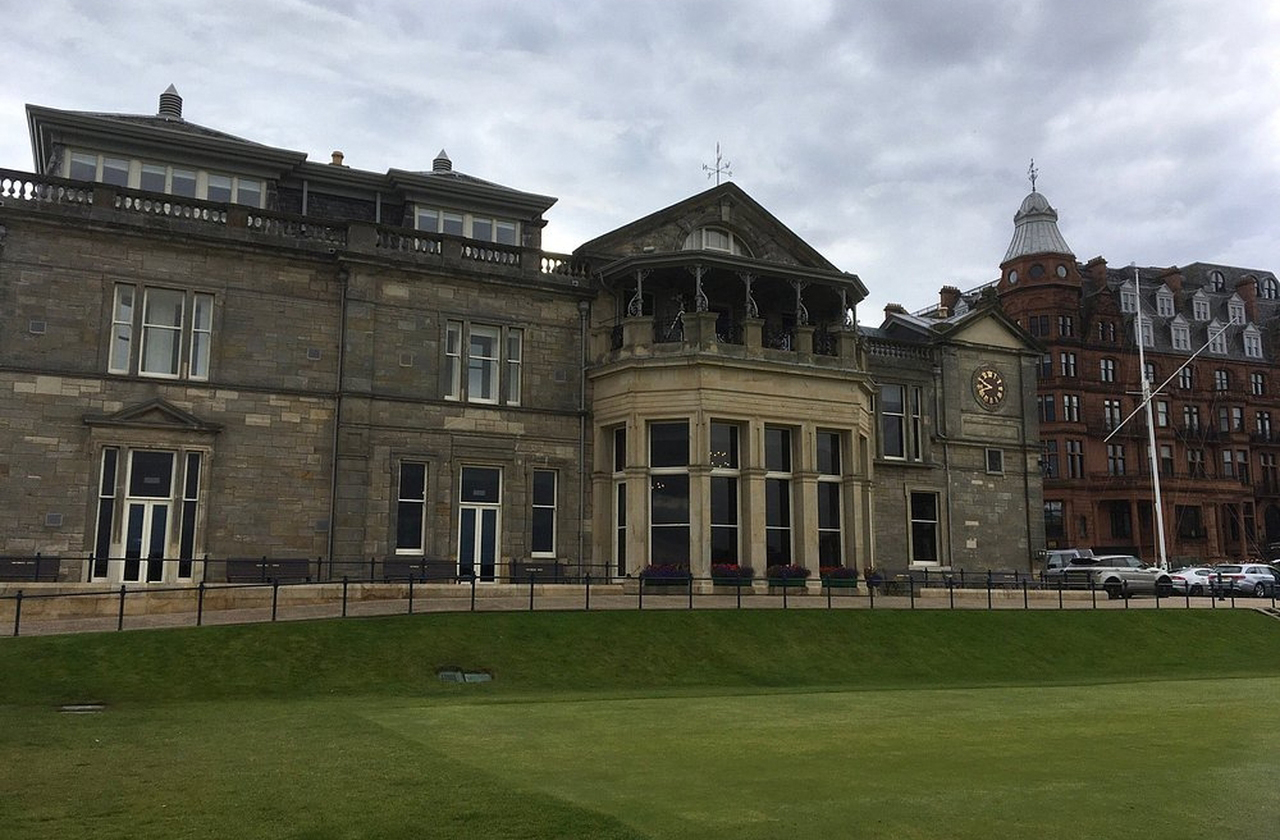 <p>Fundada em 1754, a Royal and Ancient Golf Club tornou-se guardiã das regras globais, pois sua autoridade moldou o esporte em todos os continentes. Até hoje, influencia torneios e mantém viva a herança escocesa.</p><?php if (strpos(site('ds_site_link'), '/apostas') === false): ?>

    </div>

    <div class=