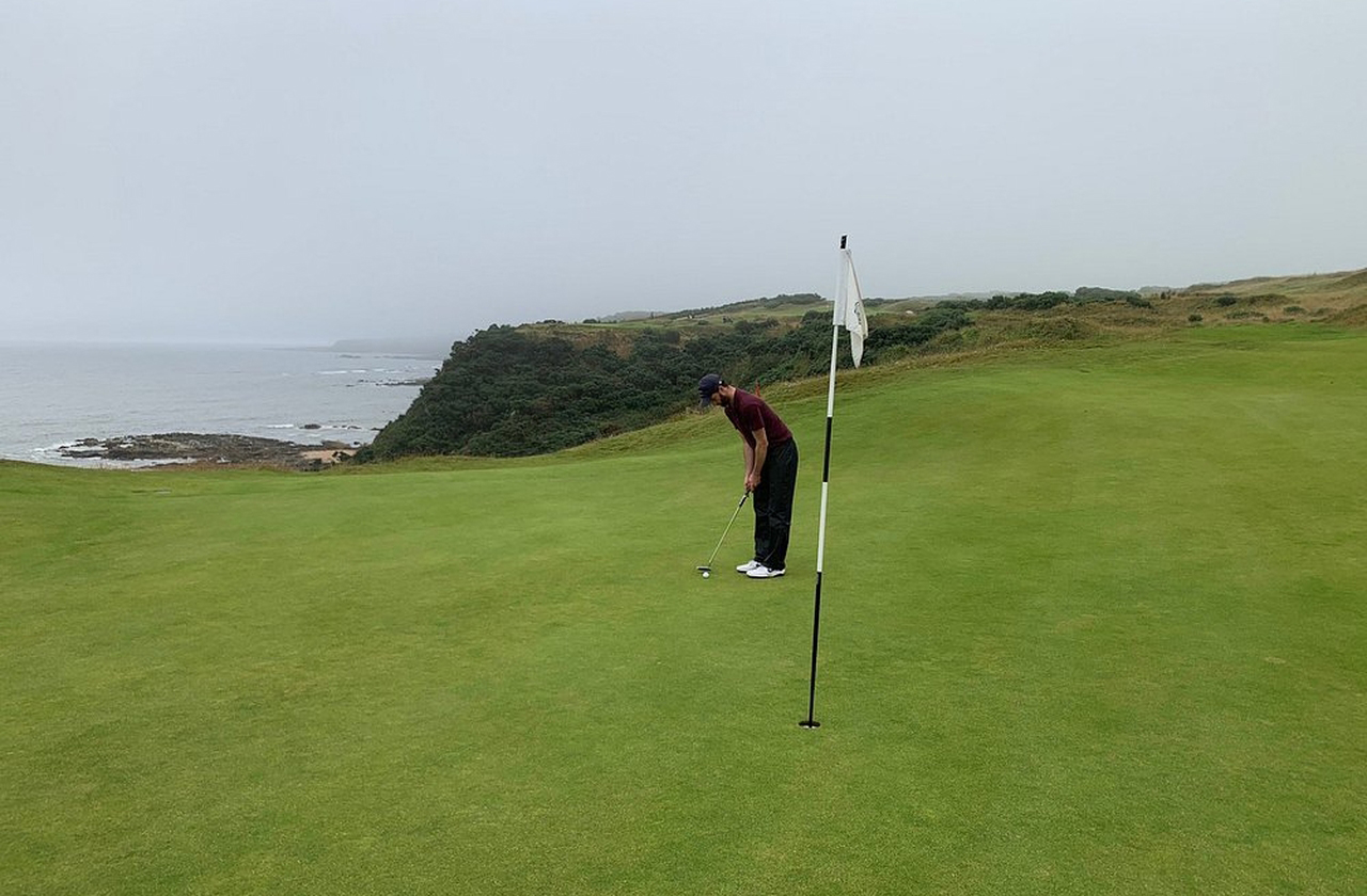 <p>Do litoral escocês o golfe se espalhou para a Inglaterra e depois para o mundo, visto que marinheiros e comerciantes internacionalizaram o jogo. Assim, a Escócia exportou não apenas o esporte, mas também seus valores e códigos.</p>
