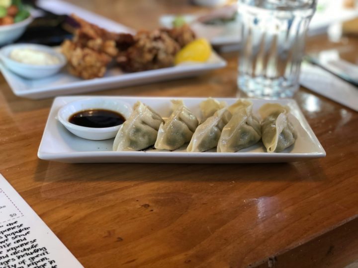 <p>Gyoza: Pastéis japoneses recheados com carne moída e legumes, temperados com alho, gengibre e molho de soja. São cozidos no vapor e depois fritos até ficarem crocantes.</p>
