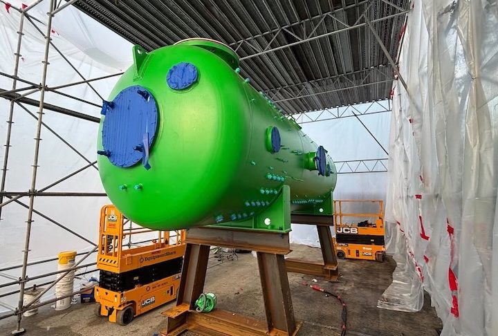 <p>Segundo a Deep, o habitat foi criado para sustentar até quatro pessoas vivendo no fundo do mar por mais de uma semana.</p>
