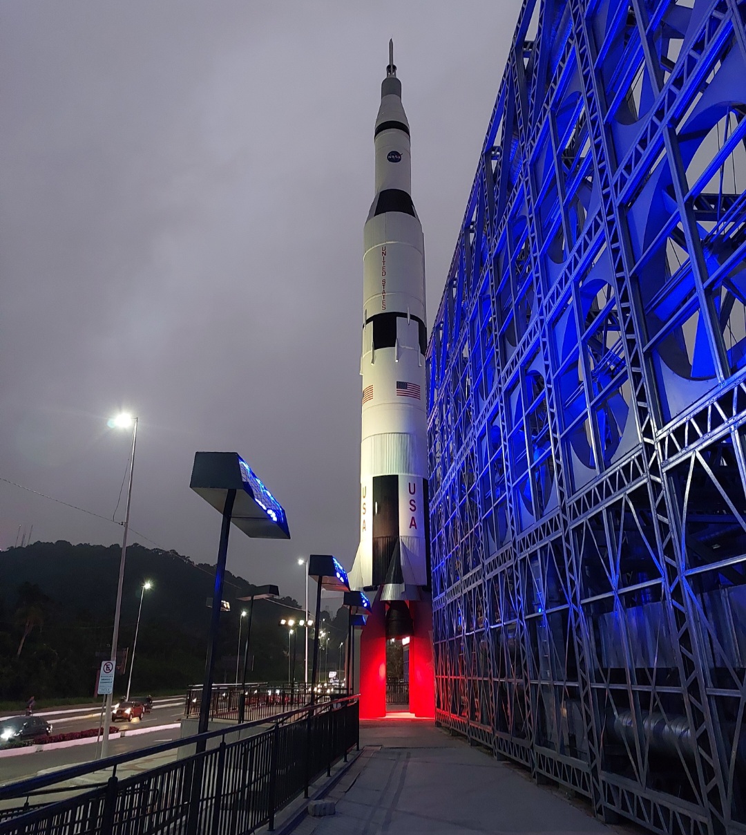 <p>O parque, que ocupa uma área de mais de quatro mil metros quadrados, exibe na entrada a réplica de uma aeronave.</p>
