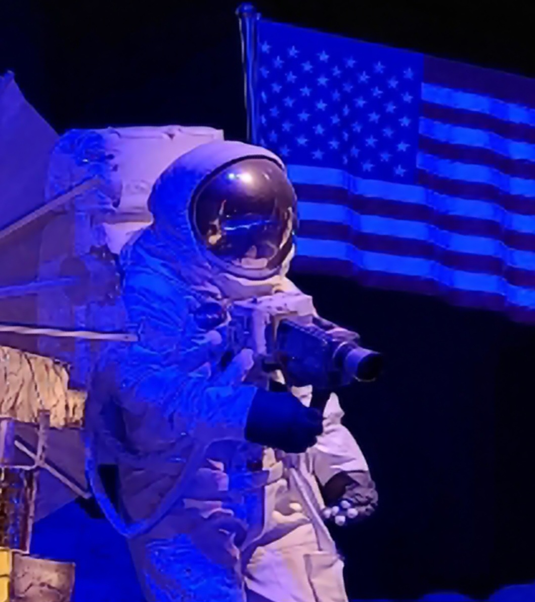 <p>Uma das maiores atrações é um simulador que reproduz a decolagem para a lua, um marco na história da corrida espacial.</p>
