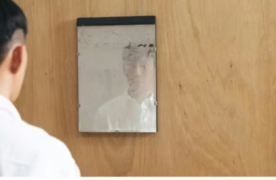 <p>Um voluntário do Museu de Arte de Keelung, em Taiwan, danificou acidentalmente uma obra da exposição “We Are Me” ao tentar limpá-la, em novembro de 2025. O incidente levou o Departamento de Cultura e Turismo da cidade a emitir um pedido público de desculpas dias depois.</p>
