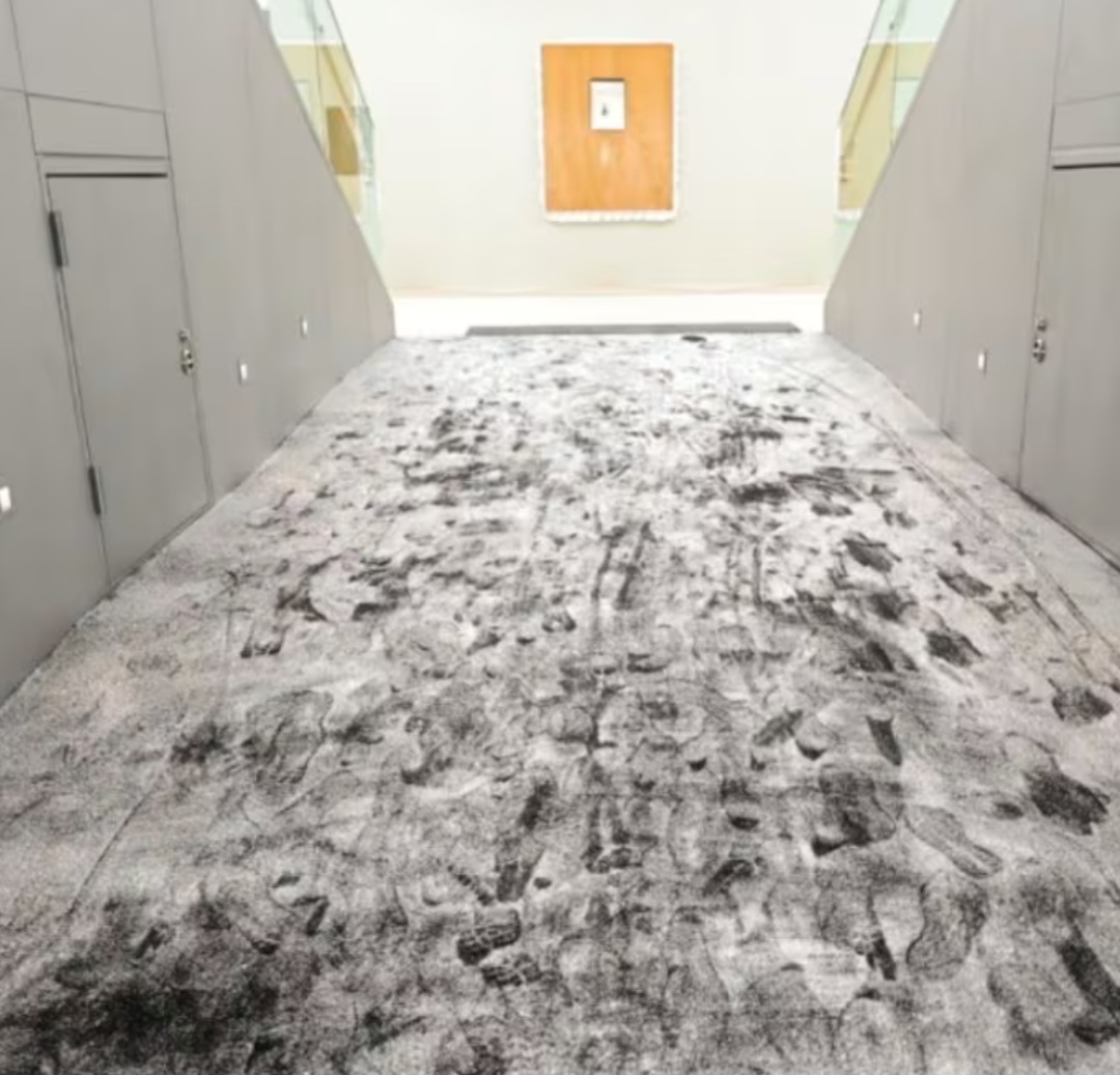 <p>O espelho da instalação de Chen Sung-chih tinha 40 anos de poeira como parte da arte, segundo o Metro. A peça não pôde ser restaurada, e o museu avalia compensação com o artista e a seguradora. A instalação de Chen reúne espelhos antigos, tecidos e materiais de construção, e aborda temas como memória e transformação.</p></div>

<!-- INTERBANNER 5 [RETANGULO(BR)] - DESKTOP - [INTERNAS] -->
<div class=