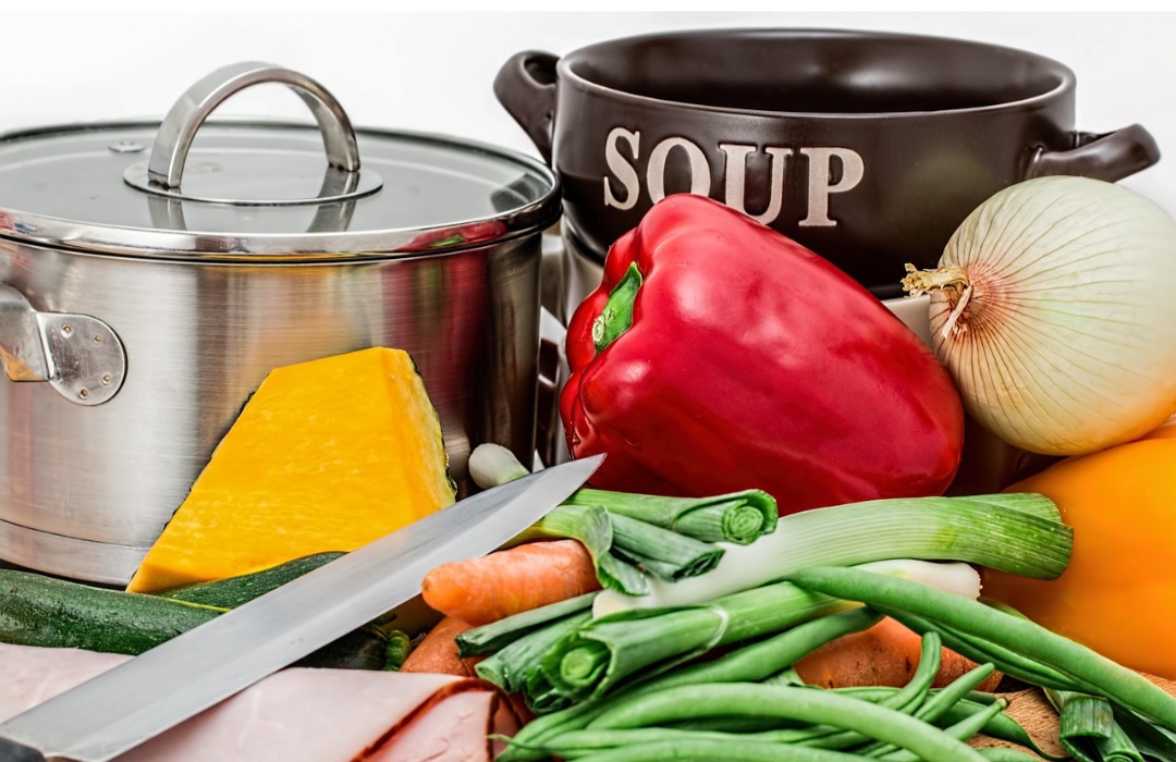 <p>A cebola combina facilmente com alho, tomate, ervas frescas, pimentões e azeite. Essa mistura simples está presente em receitas de diferentes culturas gastronômicas. Pode ser usada até em sopas.</p>
