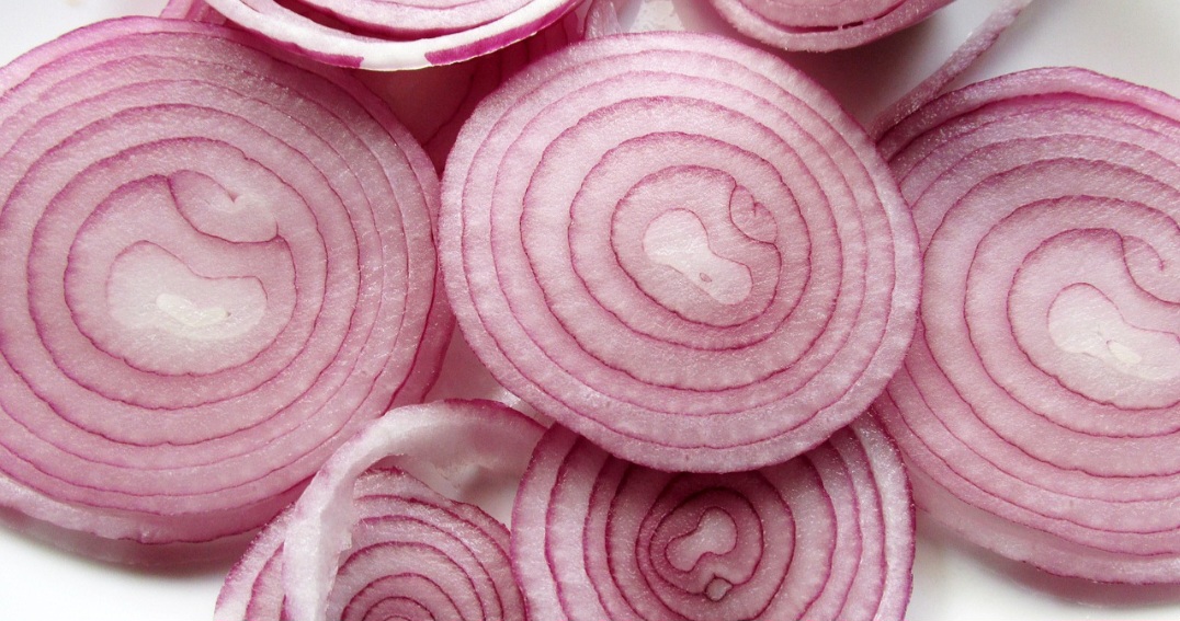 <p>Frita, seja em rodelas ou tiras, traz crocância e contraste ao prato. É comum em lanches, saladas e pratos tradicionais da culinária caseira.</p><?php if (strpos(site('ds_site_link'), '/apostas') === false): ?>

    </div>

    <div class=