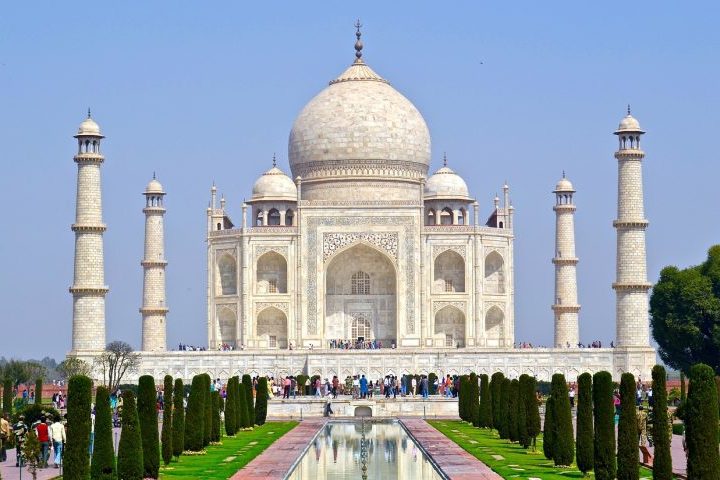 <p>O Taj Mahal, situado em Agra, na Índia, é um mausoléu de mármore branco construído entre 1632 e 1648 pelo imperador mogol Shah Jahan. Erguido em homenagem à sua esposa Mumtaz Mahal, simboliza o amor eterno e é uma das maiores expressões da arquitetura islâmica. Suas cúpulas, jardins simétricos e detalhados mosaicos encantam milhões de visitantes.</p>
