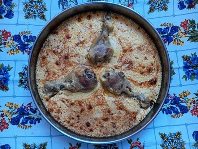 <p>A gastronomia albanesa é outra atração para os visitantes, com pratos típicos que refletem a diversidade cultural do país, combinando influências mediterrâneas e orientais. Apesar de ser uma nação pequena, a Albânia tem um grande potencial turístico, com uma mistura única de história, cultura, paisagens naturais e modernidade.</p>
